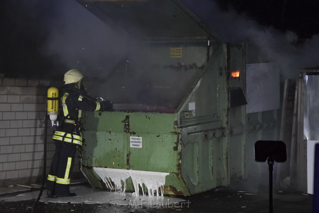 Feuer Papp Presscontainer Koeln Hoehenberg Bochumerstr P092.JPG - Miklos Laubert